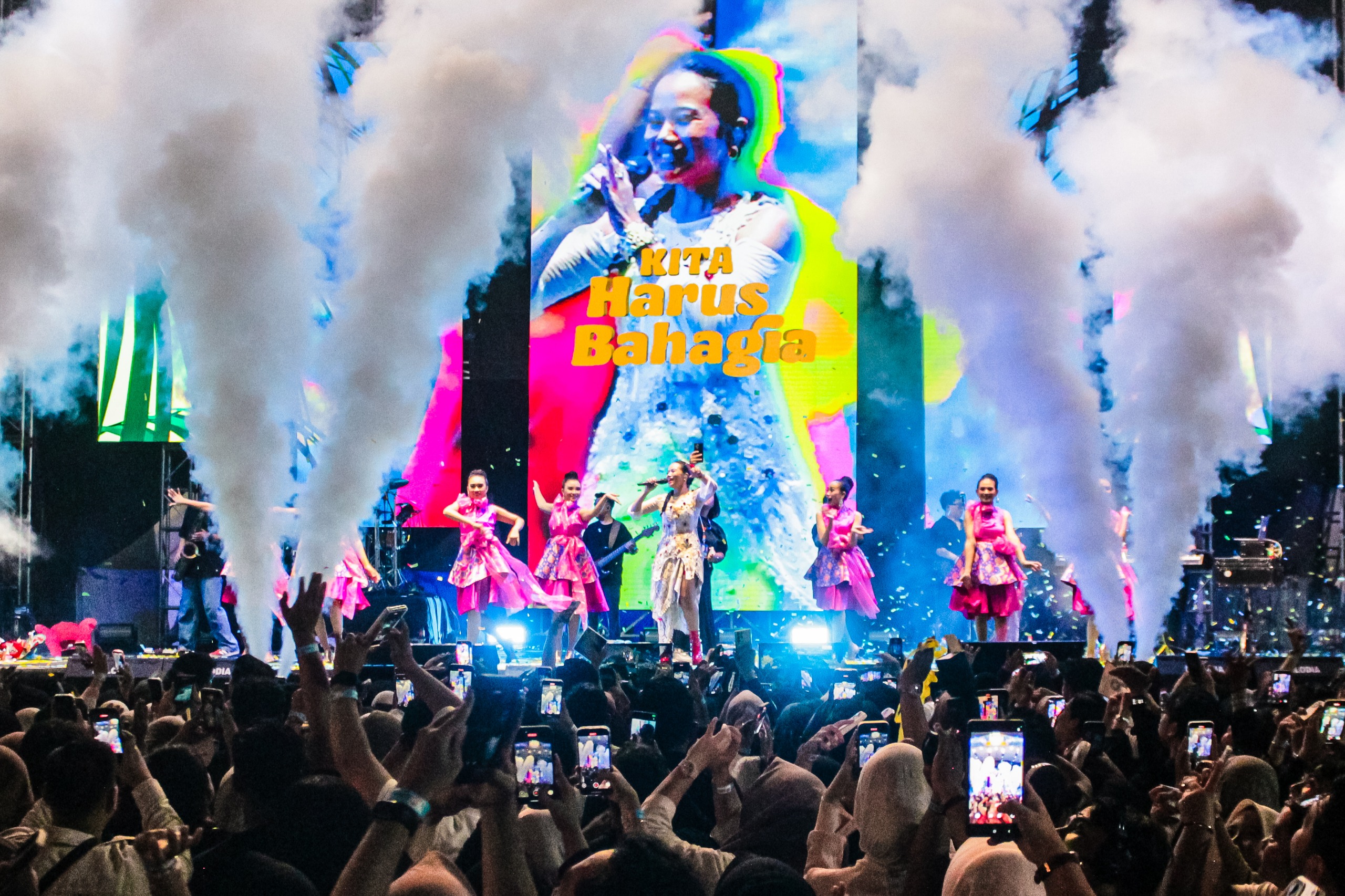 Parade Hujan dan Yura Yunita Menggalaukan Surabaya di Livin' Fest Music 2025