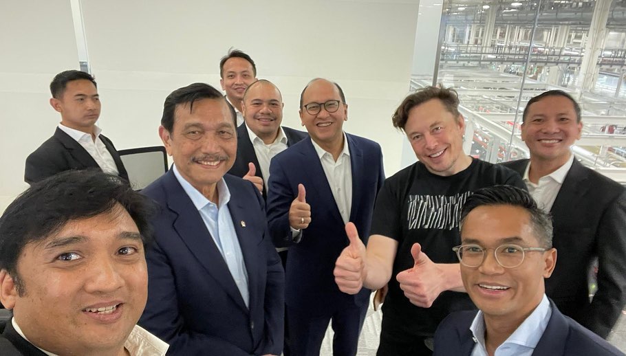 Elon Musk dan Luhut Akhirnya Bertemu di Pabrik Tesla, Jadi Investasi di Indonesia?