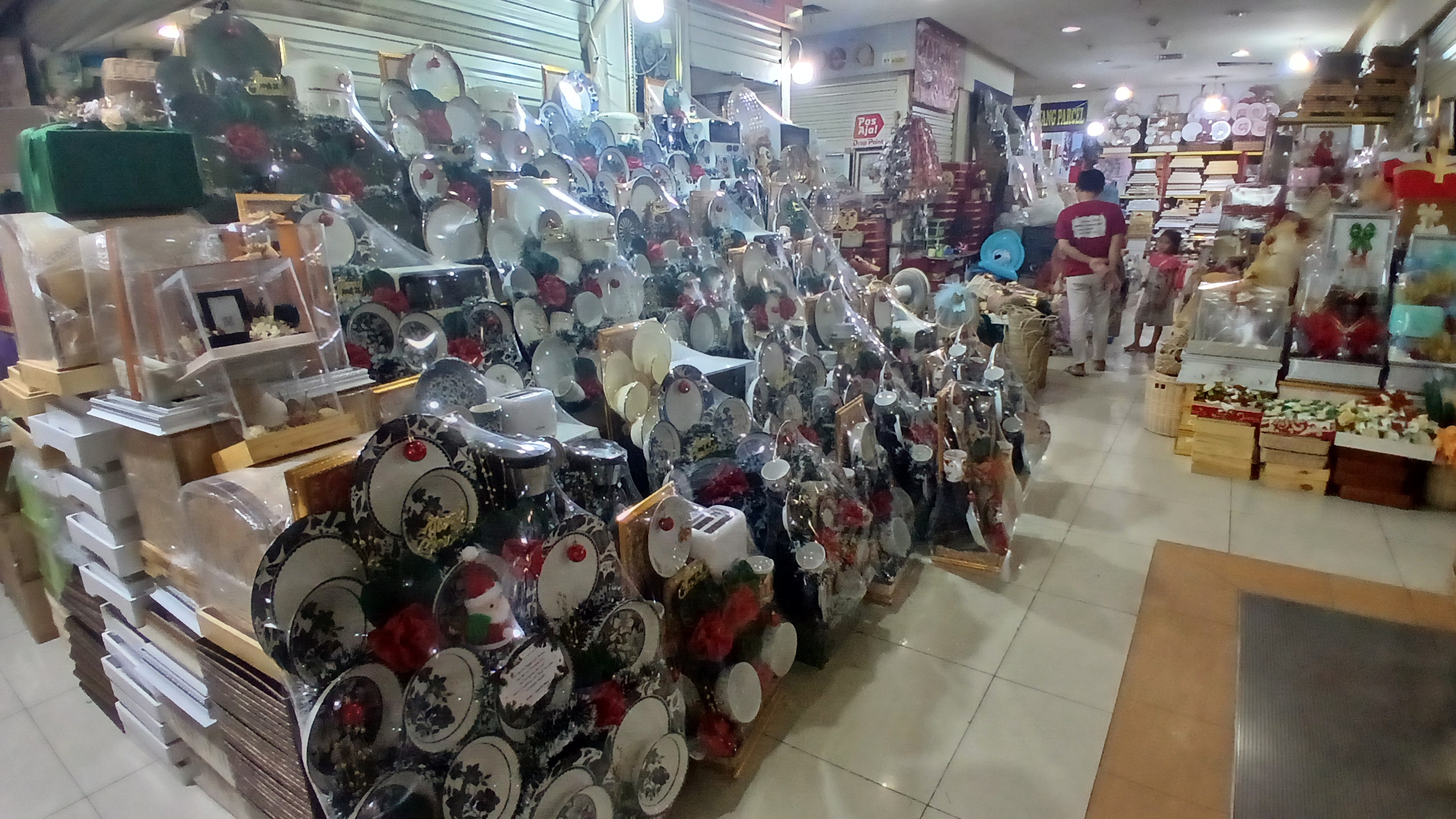 Dari Keramik hingga Oven, Pedagang Cikini Ungkap Tren Parsel Terbaru Jelang Natal 2025