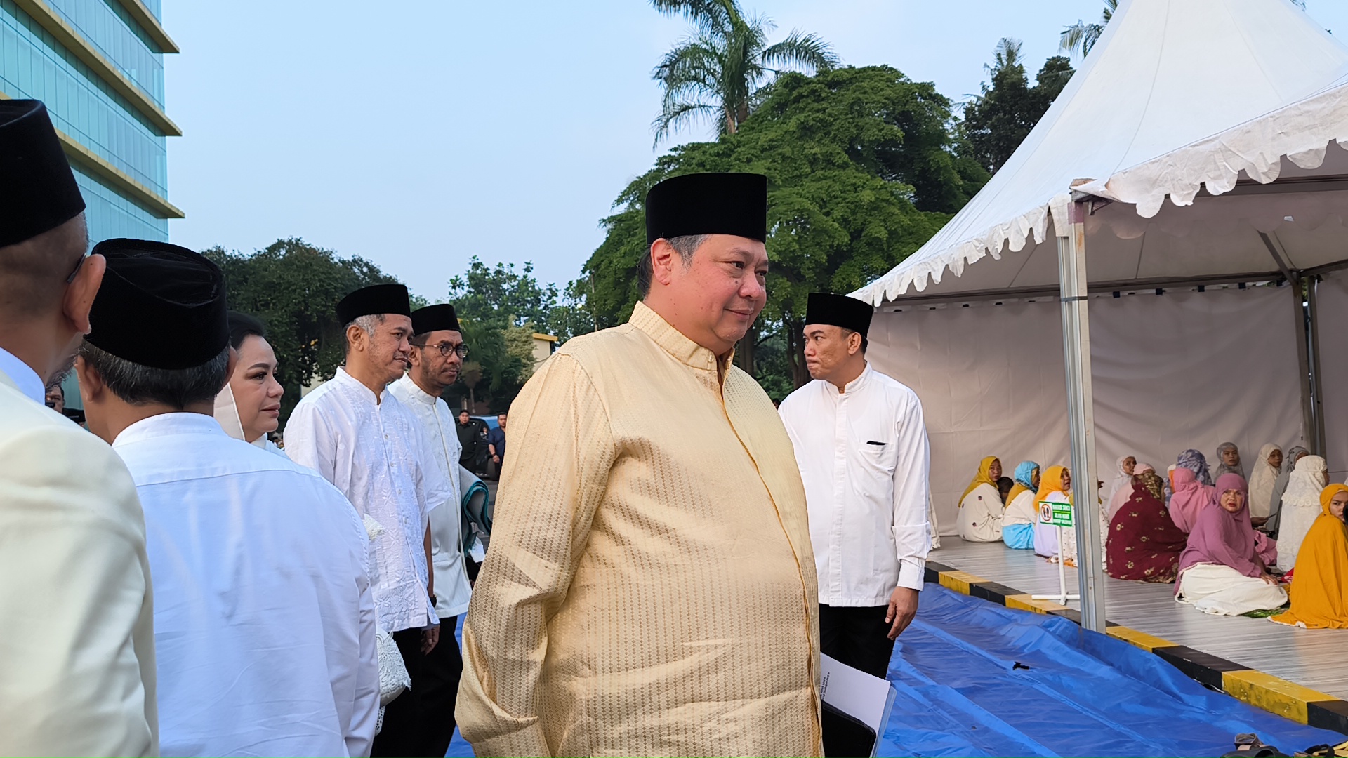 DPP Partai Golkar Gelar Solat Idul Adha Berjamaah, Airlangga dan Keluarga Turut Hadir