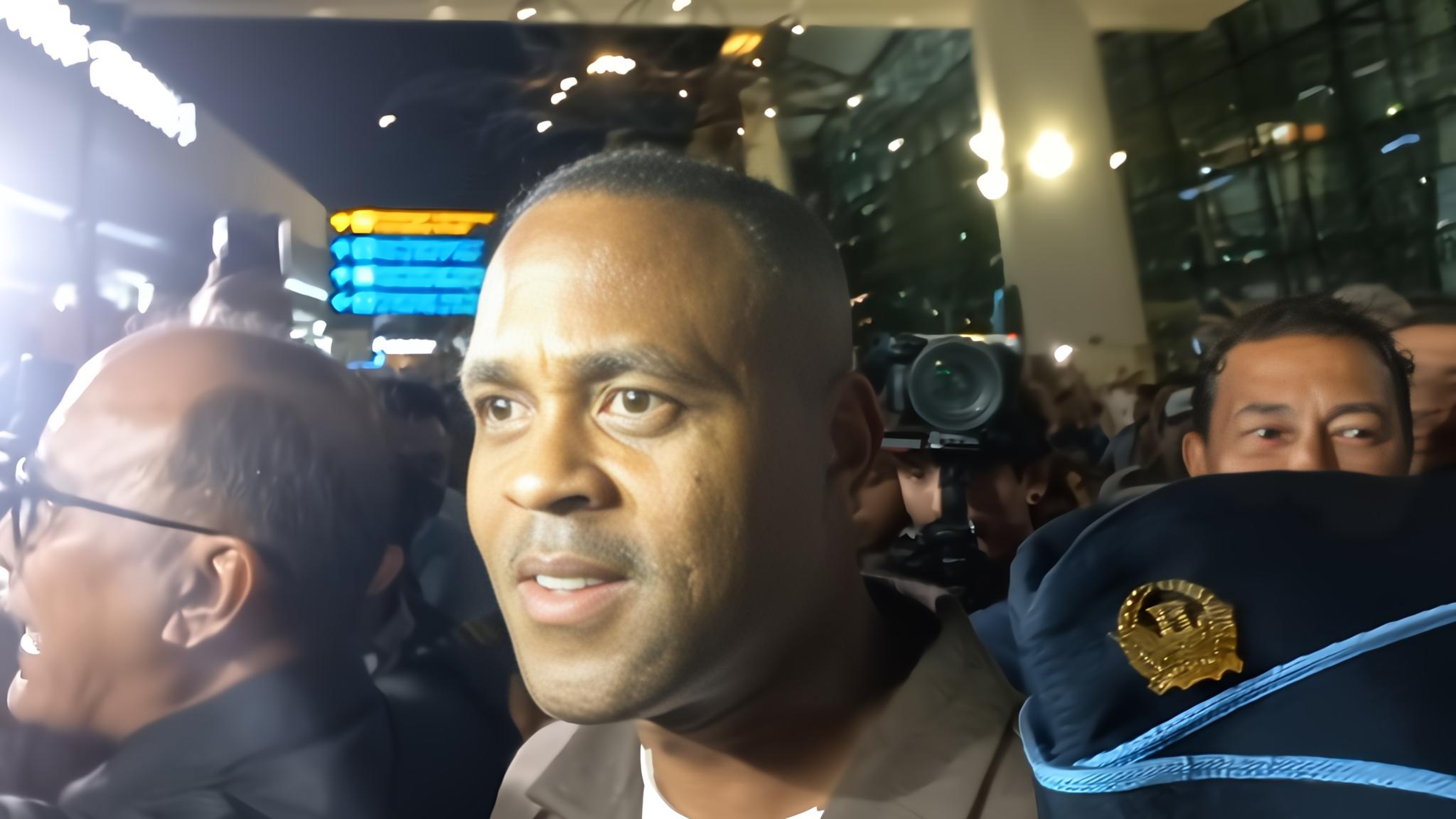 Patrick Kluivert Tiba di Indonesia, Suporter di Bandara Soetta Histeris