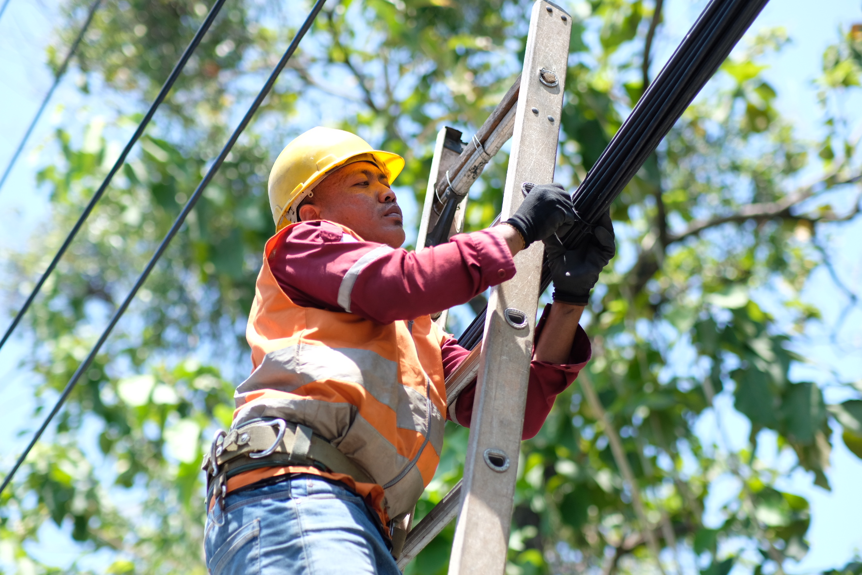 Jaga Estetika Surabaya, PLN Tata Kabel Fiber Optik