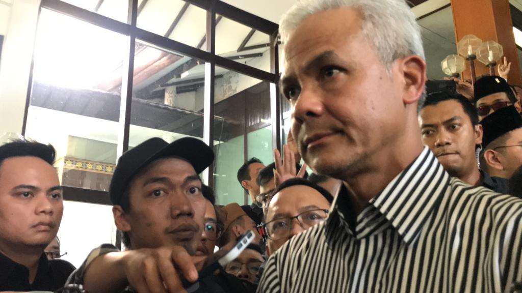 Ganjar Pranowo Akui Baju Khas Relawannya Didesain Jokowi