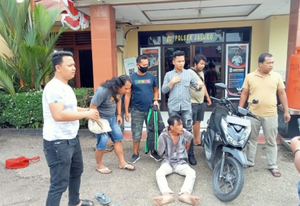 Ketahuan Saat Beraksi, Pelaku Curanmor di Mendalo Babak Belur Dihajar Warga