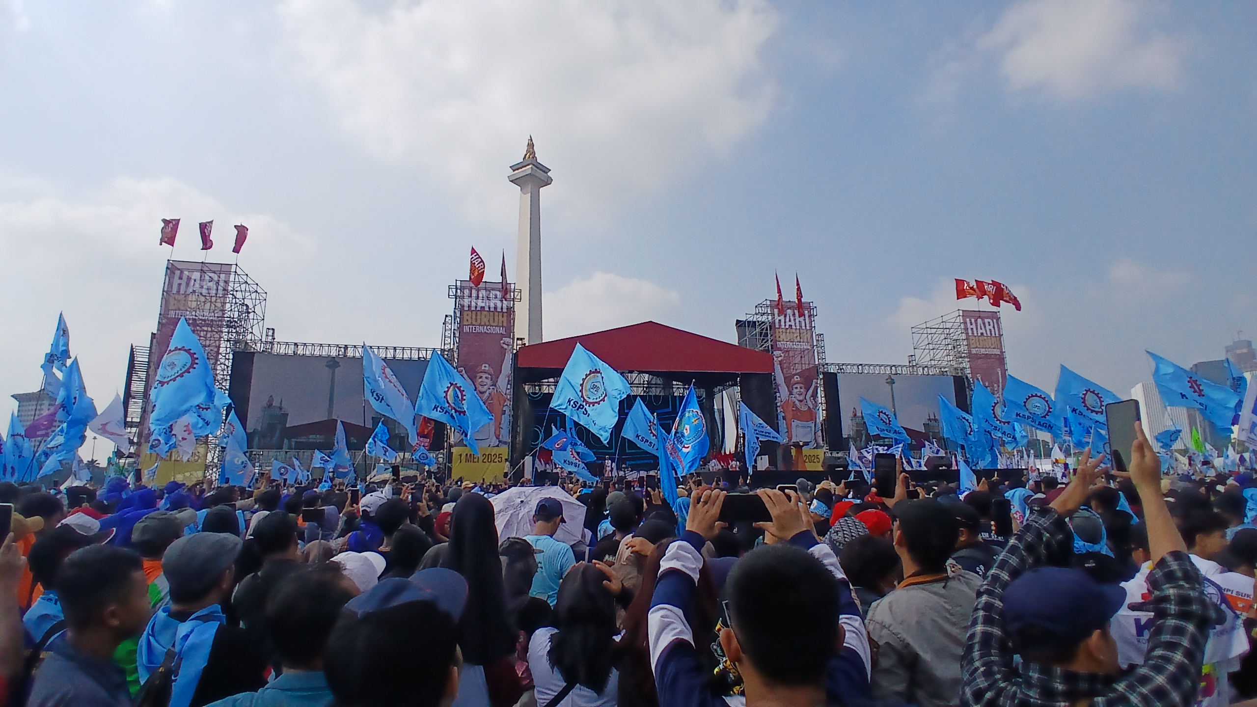 Peringati May Day 2025, Ribuan Buruh Padati Monas Dihibur Band Tipe-X