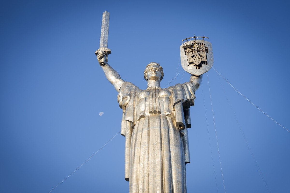 Ukraina Ganti Lambang Palu dan Arit Soviet di Perisai The Motherland Monument dengan Trisula