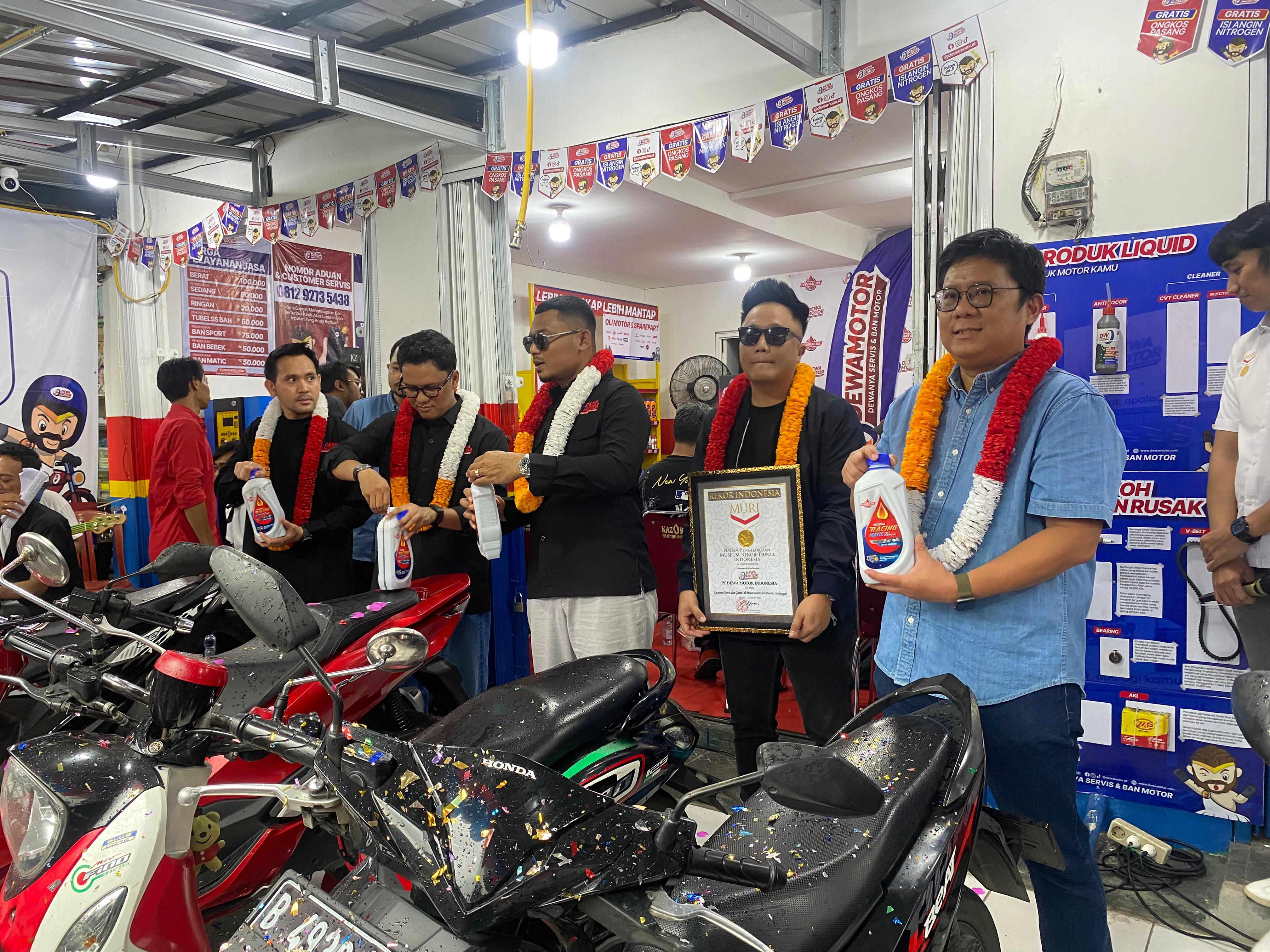 Ganti Oli dan Servis Motor Gratis Buat 10.100 Orang, Dewa Motor X Federal Oil Cetak Rekor MURI