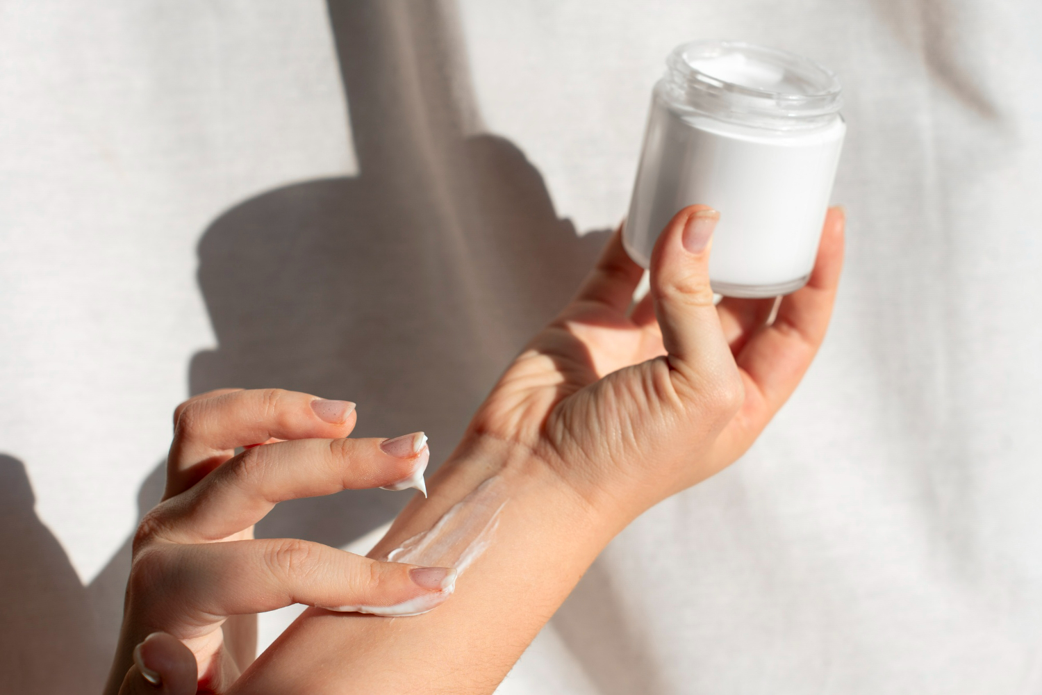 Body Serum, Lotion, atau Oil: Ketahui Manfaat dan Cara Pakai yang Benar