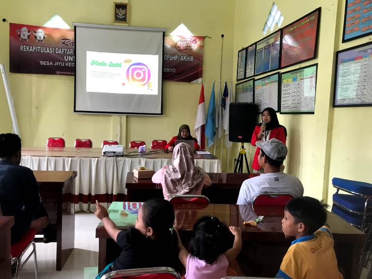 KKN di Mojokerto, Mahasiswa Untag Paparkan Manfaat Media Sosial dan E-Commers