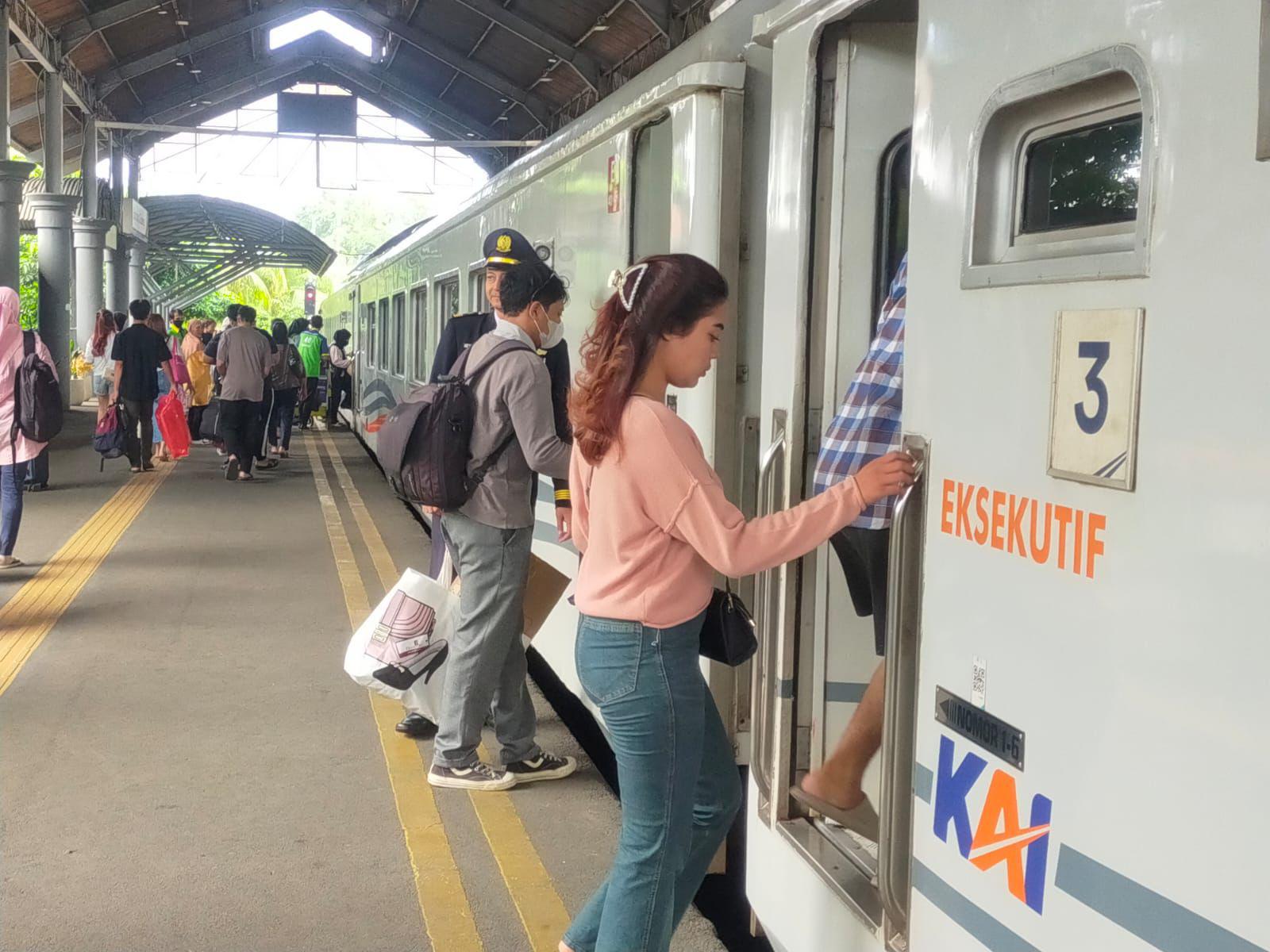 Libur Panjang Isra Miraj dan Imlek, KAI Daop 8 Surabaya Catat 205 Ribu Penumpang, Ini Tujuan Favoritnya