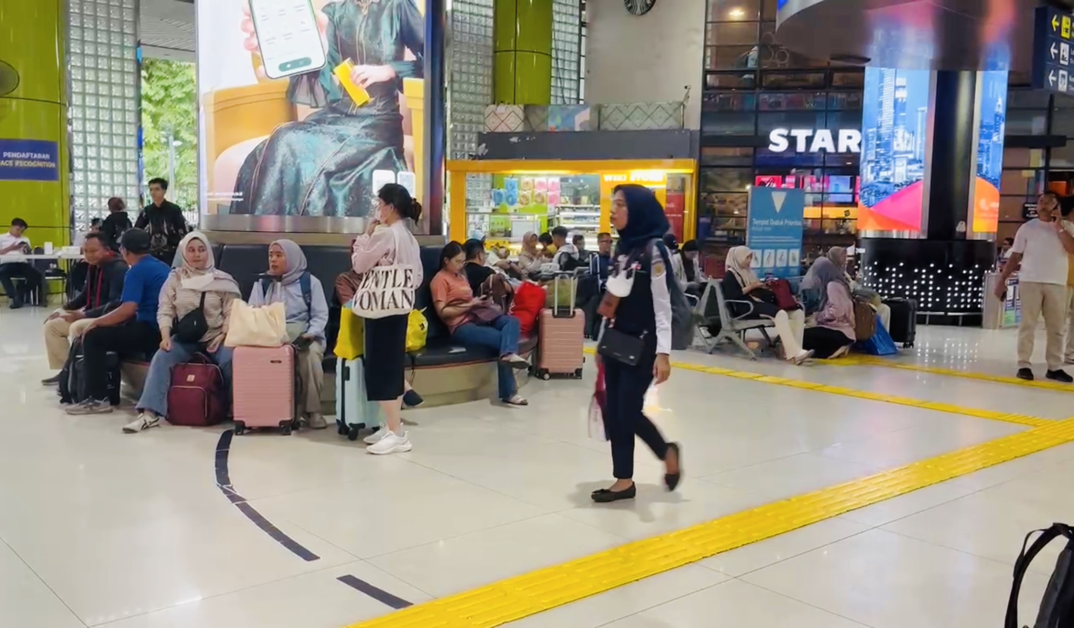 Antisipasi Puncak Nataru, Ribuan Penumpang KA Serbu Stasiun Gambir H+1 Natal