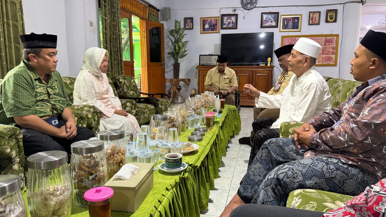 Sehari Jelang Coblosan, Risma Dapat Pesan Berharga dari Pengasuh Ponpes Sunan Drajat