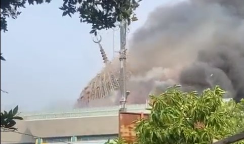 Detik-detik Kubah Masjid Jakarta Islamic Center Roboh Akibat Kebakaran, Kepulan Asap Hitam Membumbung Tinggi