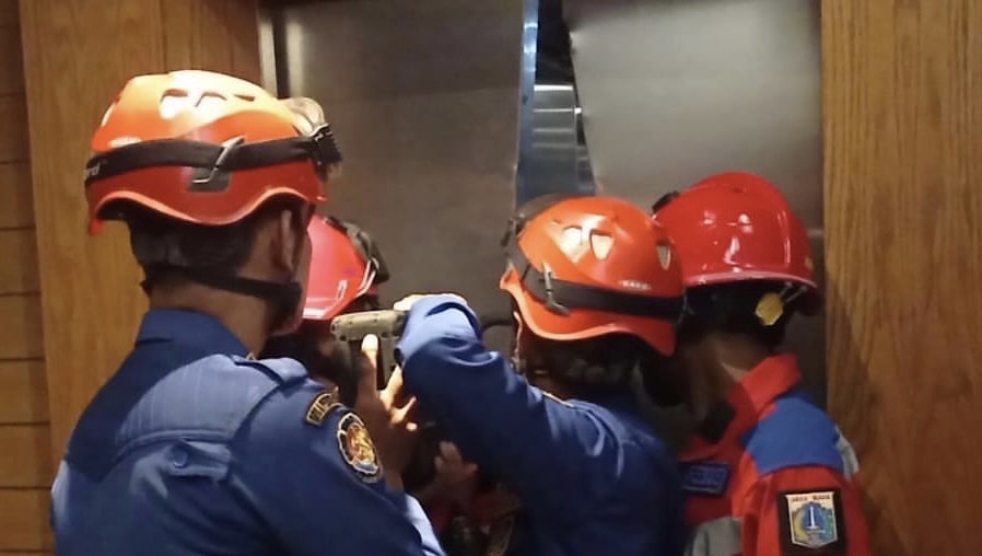 Detik-detik Proses Penyelamatan 5 Orang Terjebak Dalam Lift Restoran di Jakarta Barat