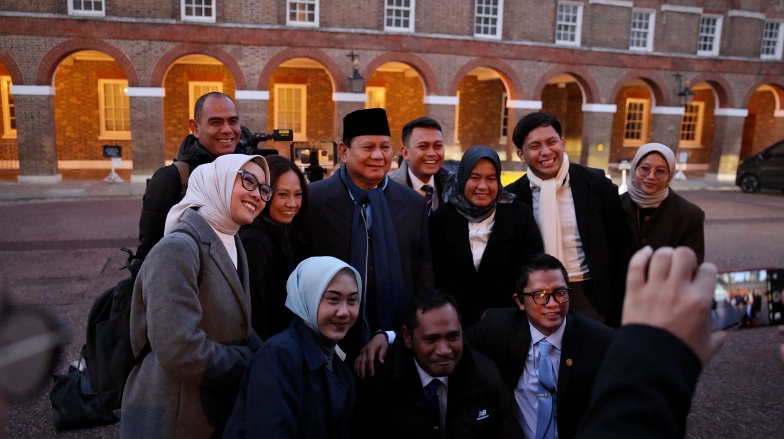 Prabowo Kenang Momen Bersama Wartawan di London, Berfoto dan Bersenda Gurau