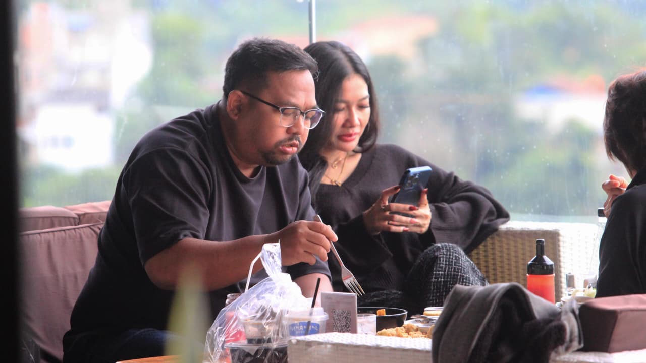 Baru Sebulan Cerai, Bedu Pamer Foto Sama Wanita Cantik: Gebetan Baru?