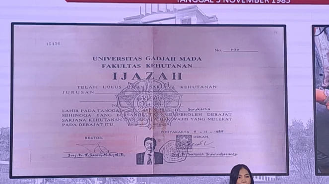 Barang Bukti Hanya di Layar, Dokter Tifa Kritik Cara Bareskrim Tampilkan Ijazah Jokowi