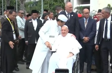 Indahnya Toleransi, Ini Momen Imam Besar Masjid Istiqlal Cium Kening Paus Fransiskus