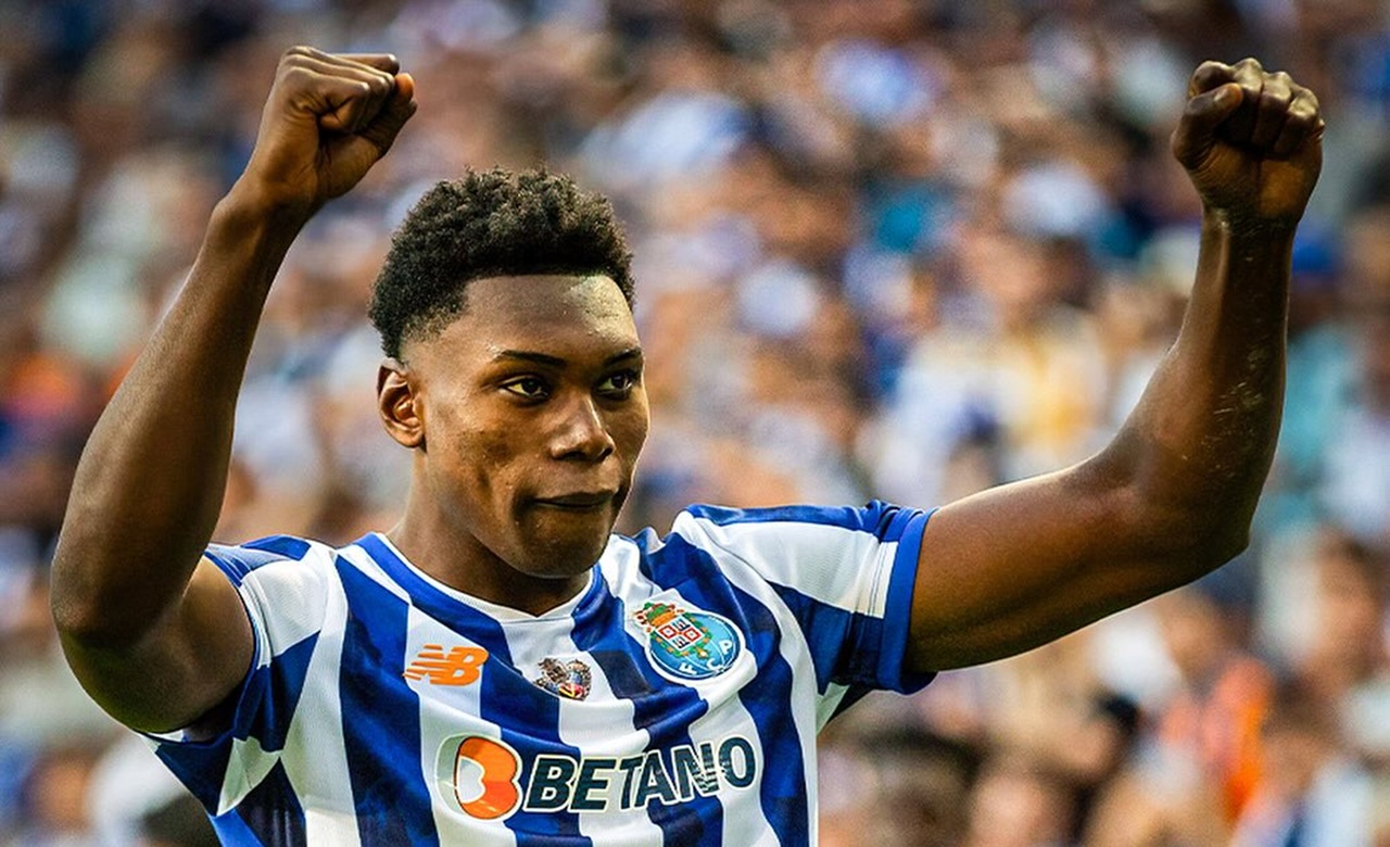 Chelsea dan Tottenham Hotspur Berebut Striker Porto Samu Aghehowa, Harga Tembus Rp1,5 TRILIUN!