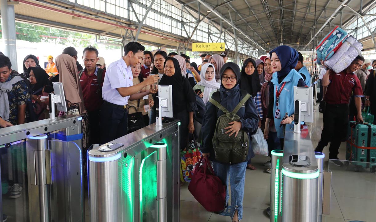 44 Ribu Penumpang KA Tiba di Stasiun Daop 1 Jakarta pada Hari Terakhir Libur Nataru   