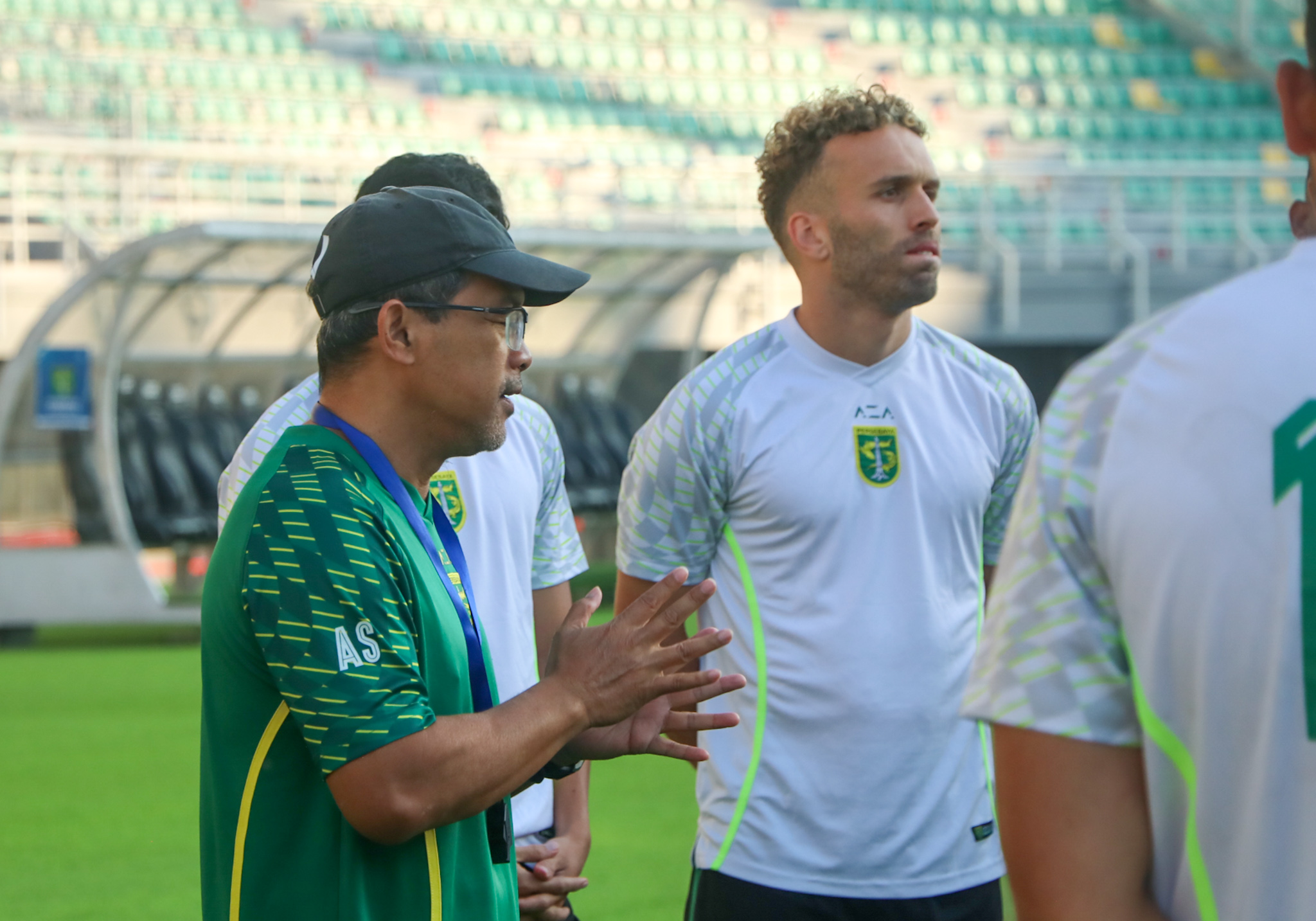 Benahi Finishing, Aji Santoso Optimistis Tiga Poin di Laga Persebaya vs RANS