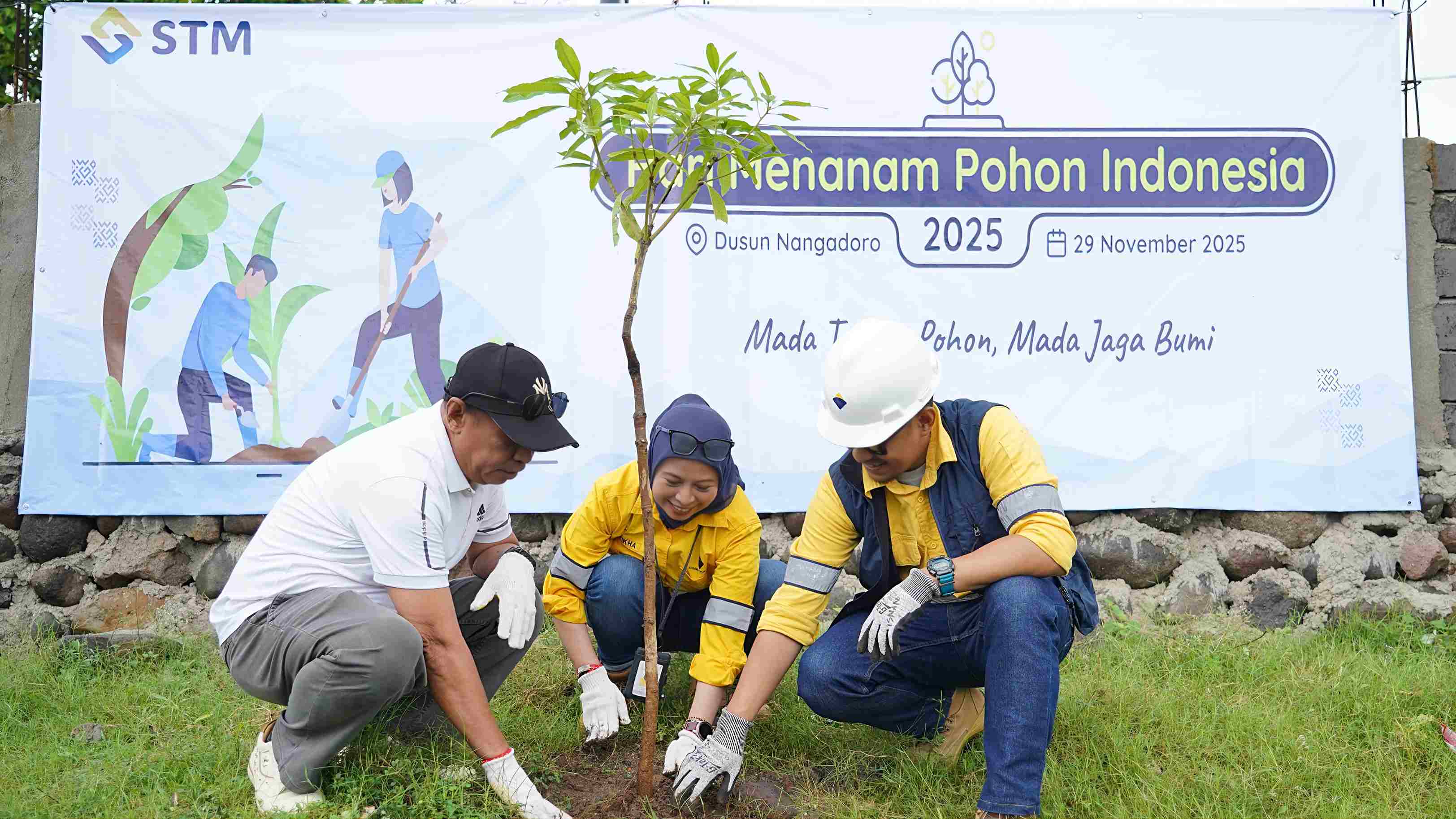 Hari Menanam Pohon Indonesia, PT STM bersama Warga Hu’u Tanam Ratusan Bibit Pohon