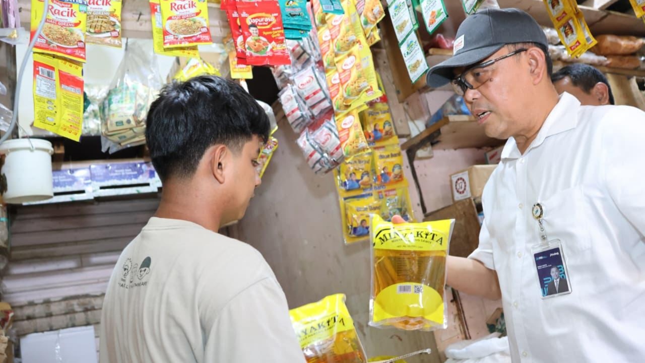 Pastikan Harga Sesuai HET, Wakil Direktur Utama BULOG Tinjau Pasar Sei Sikambing Medan