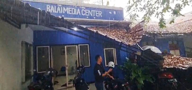 Diterpa Hujan dan Angin Kencang, Kanopi Balai Media Center Kota Tangerang Ambruk