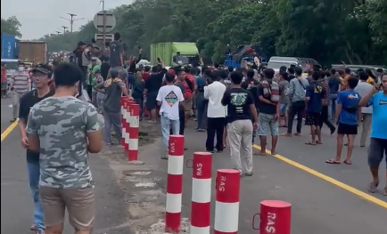 Imbas Tol Cipularang Macet, Video Para Warga Diduga Paksa Tutup Akses Jalanan Viral di Medsos