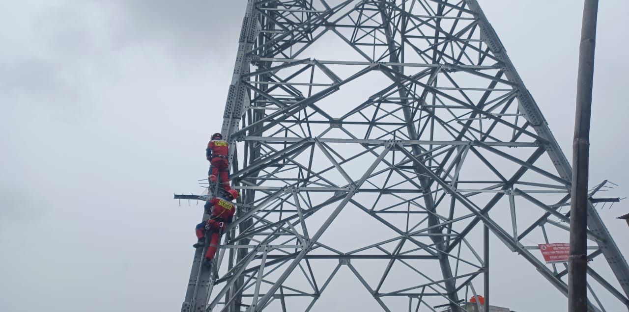 Diduga Depresi, Pria Bertato di Rawa Badak Nekat Panjat Tower Sutet