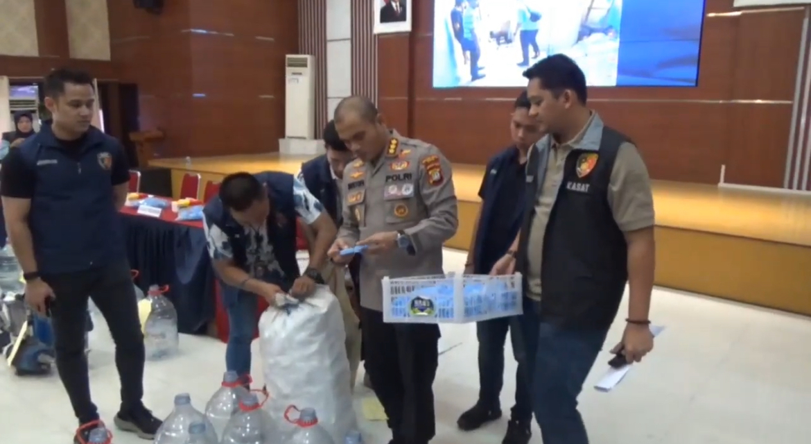 Pedagang Depot Isi Ulang di Bekasi Ditangkap, Palsukan Galon Kemasan dengan Air Sumur