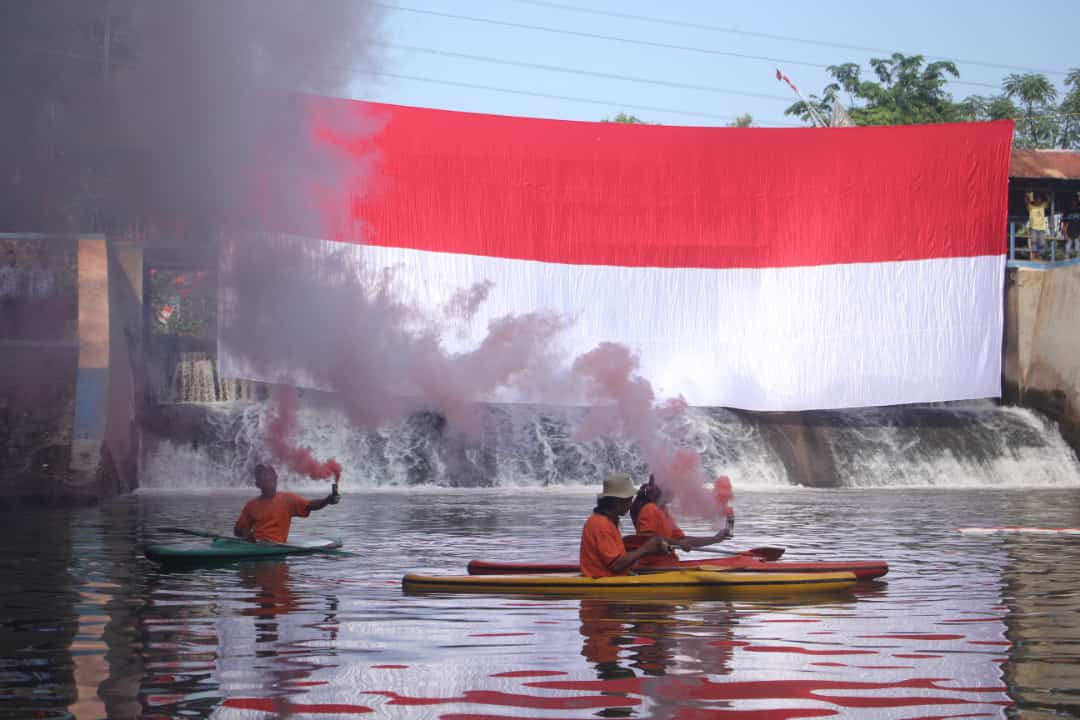 Sang Merah Putih Raksasa Berkibar di Dam Pleret 1904 Pasuruan