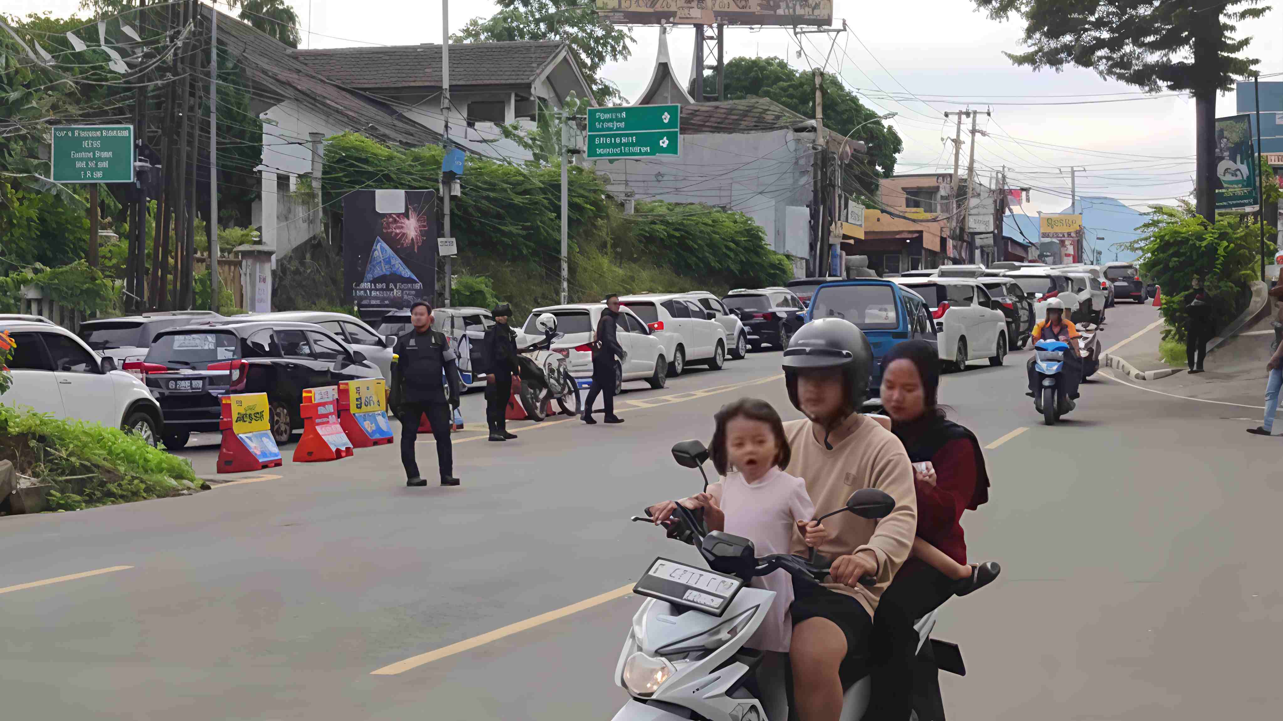 Mulai Padat, Polisi Berlakukan One Way Arus Balik Puncak Arah Jakarta