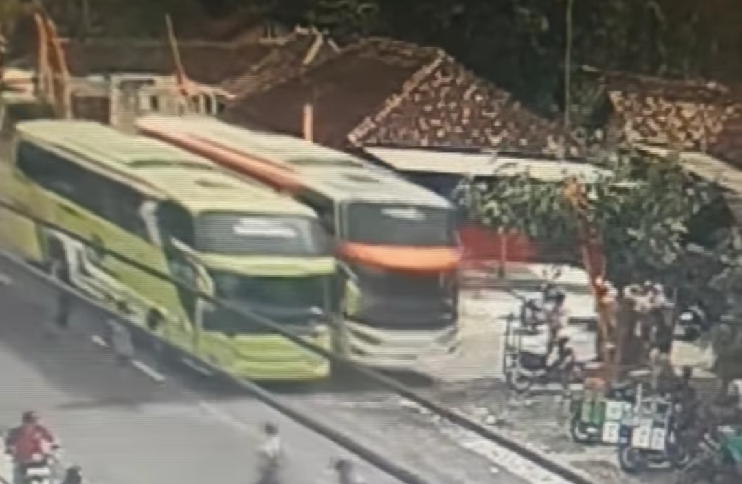 Kecelakaan Bus Pariwisata 'Ngeblong' Kiri Seruduk Lapak Pedagang di Gunungkidul, Ini Penyebabnya!