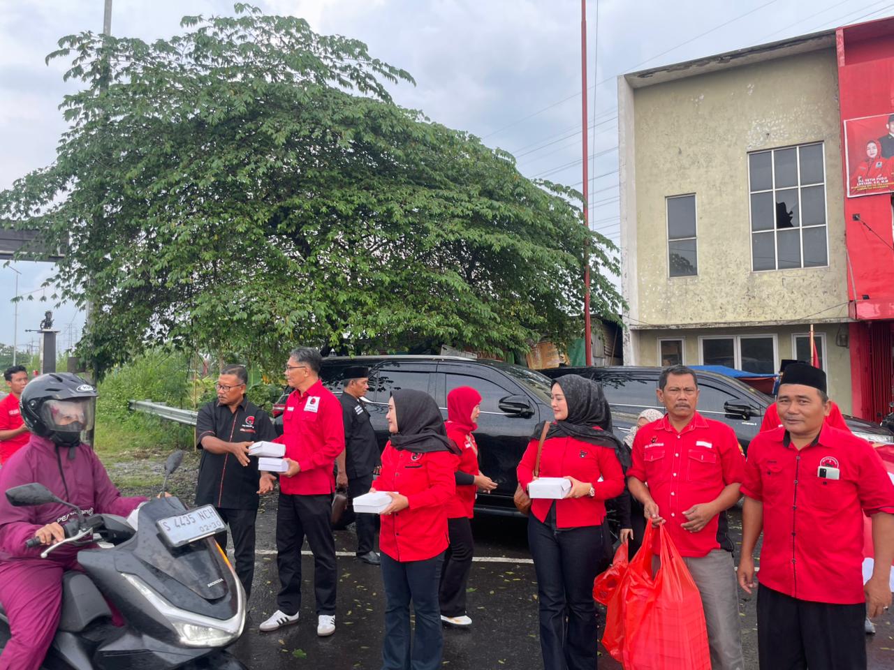 DPC PDI Perjuangan Kabupaten Mojokerto Berbagi Ratusan Takjil untuk Masyarakat Selama Ramadan