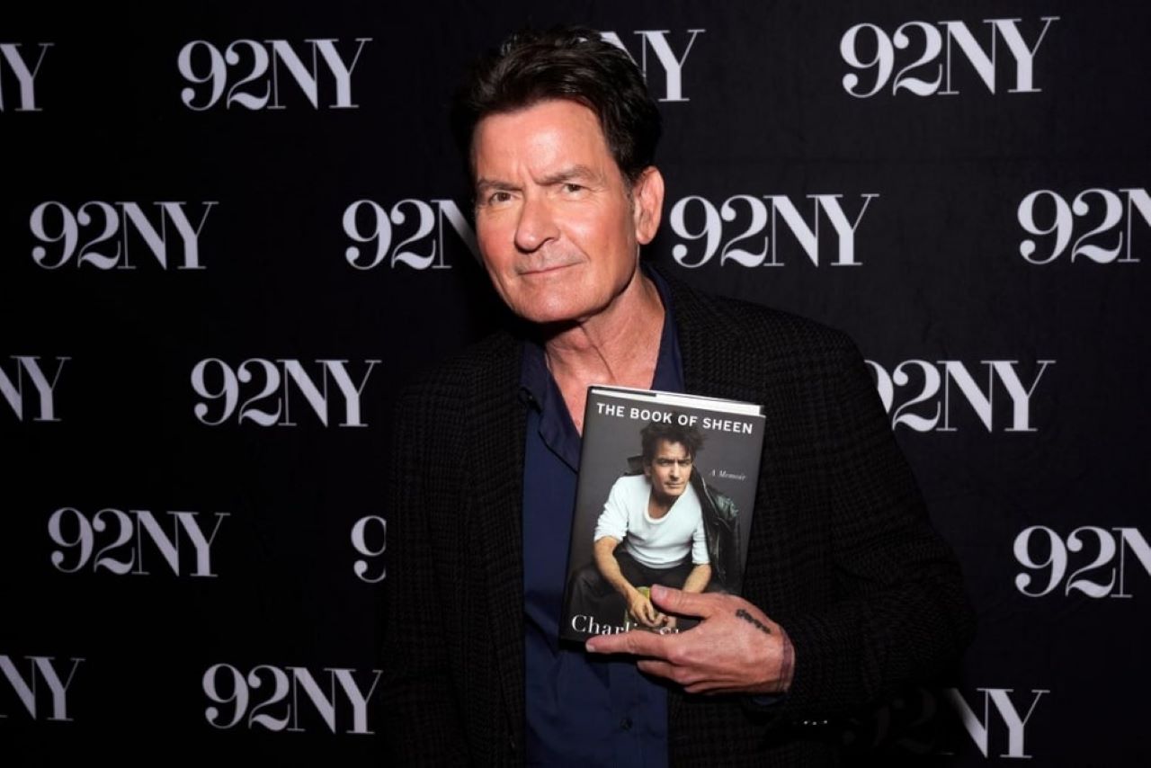 Charlie Sheen Insyaf setelah Dapat Silent Treatment dari Putrinya