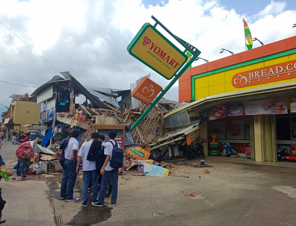 Dampak Gempa Cianjur 5,6 M, Bangunan Rumah Roboh dan 8 Mobil Tertimbun Longsor