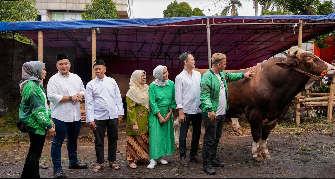 Sambut Idul Adha, Grab Indonesia dan OVO Sumbang 4 Ekor Sapi Limosin ke Pengemudi Ojol