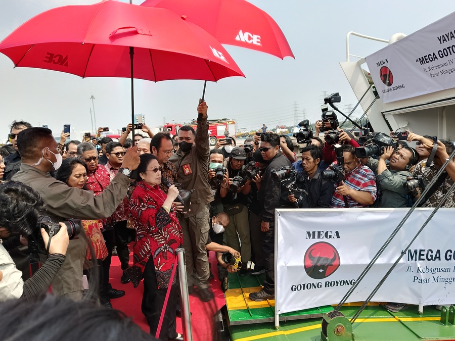 Resmikan Kapal RS Terapung Laksamana Malahayati Beroperasi, Megawati Pecahkan Kendi