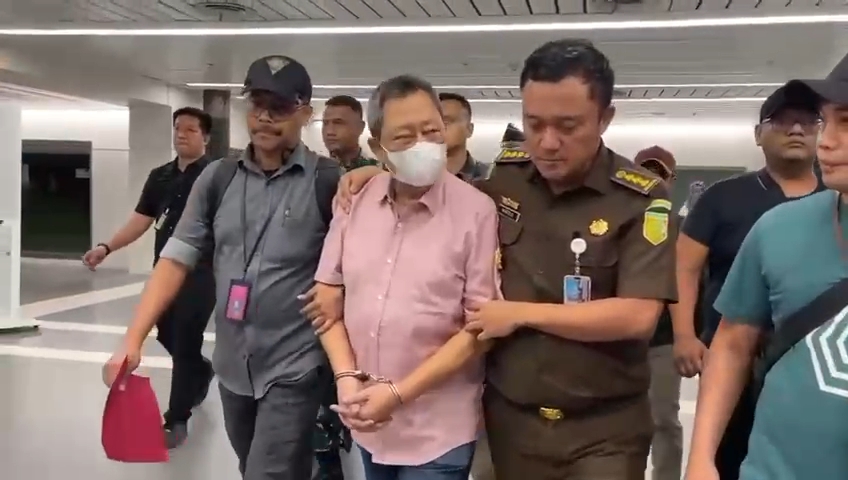 Tampang Bos Sriwijaya Air Hendry Lie Saat Digelandang Penyidik Kejagung di Bandara Soetta