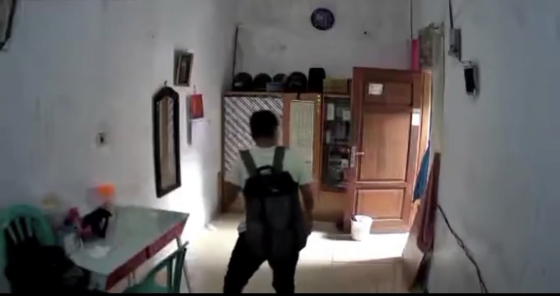 Terekam CCTV, Maling Laptop di Tanjung Priok Beraksi Saat Pemilik Rumah Tidur