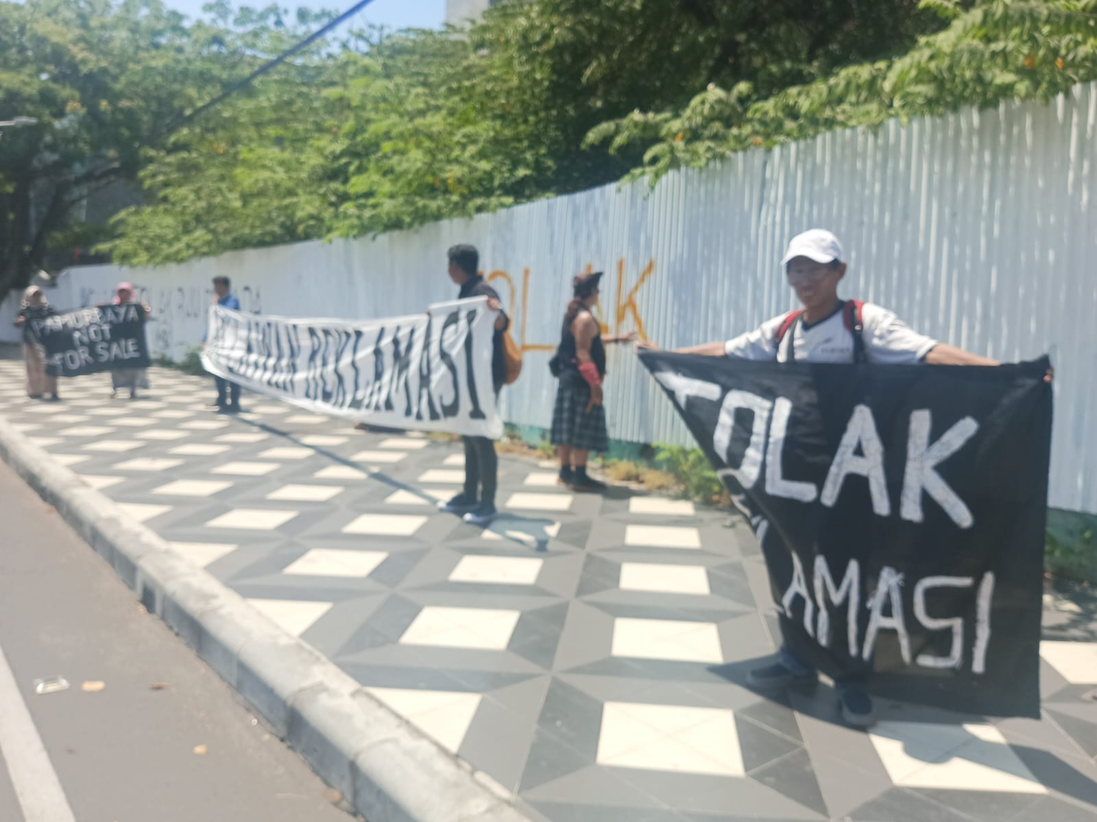 Pelantikan Anggota DPRD Kota Surabaya Diwarnai Aksi Demo Tolak Reklamasi Pesisir Pantai Timur