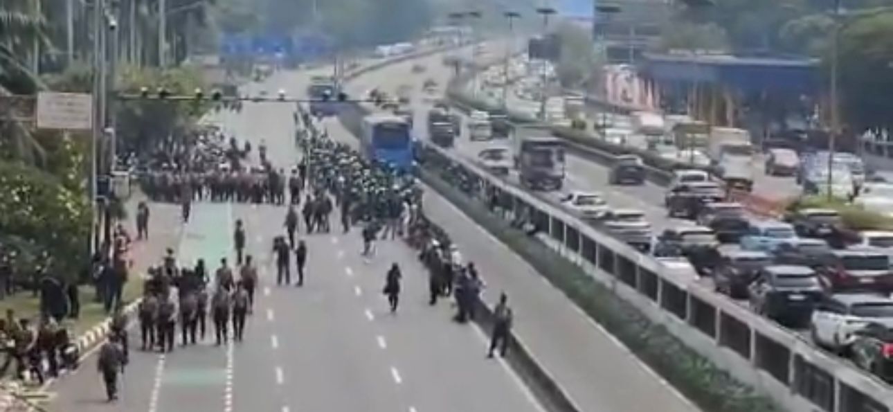 Ramai di Medsos, Sepi di Lapangan: Demo Depan DPR Hanya Diikuti Puluhan Orang
