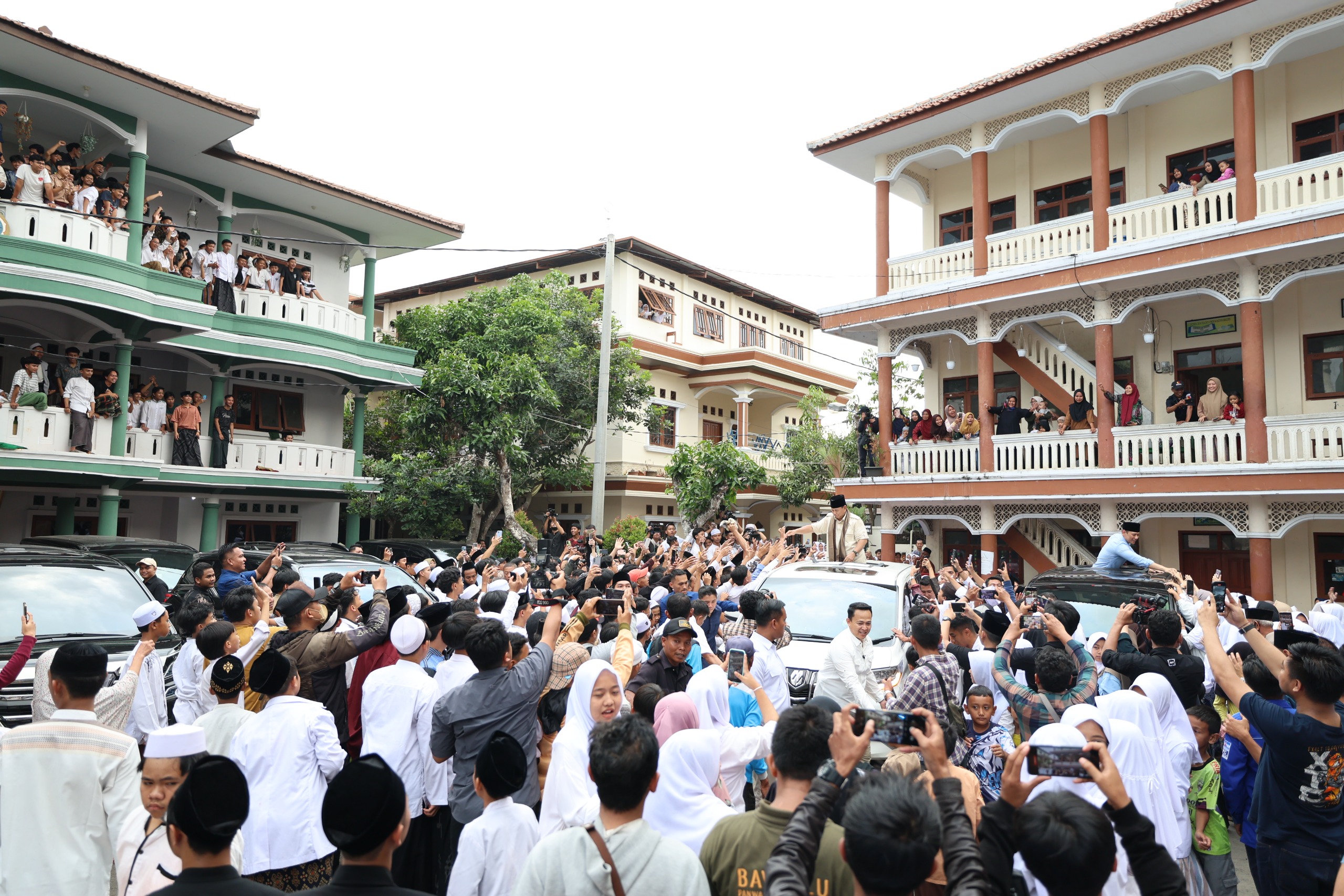 Kunjungi Ponpes Cipasung, Prabowo Disambut Hadroh Hingga Syi'ir Khusus