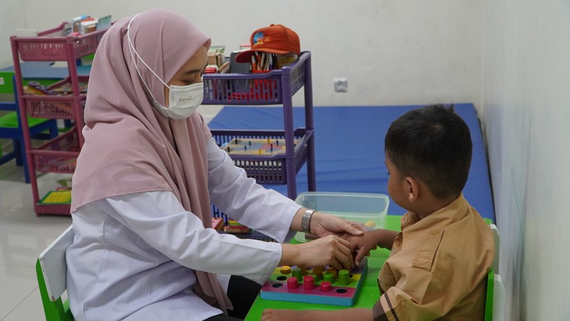 Mereka yang Berjuang Memperbaiki Kualitas Tumbuh Kembang Anaknya: Pilihan Sedikit, Biaya Melangit