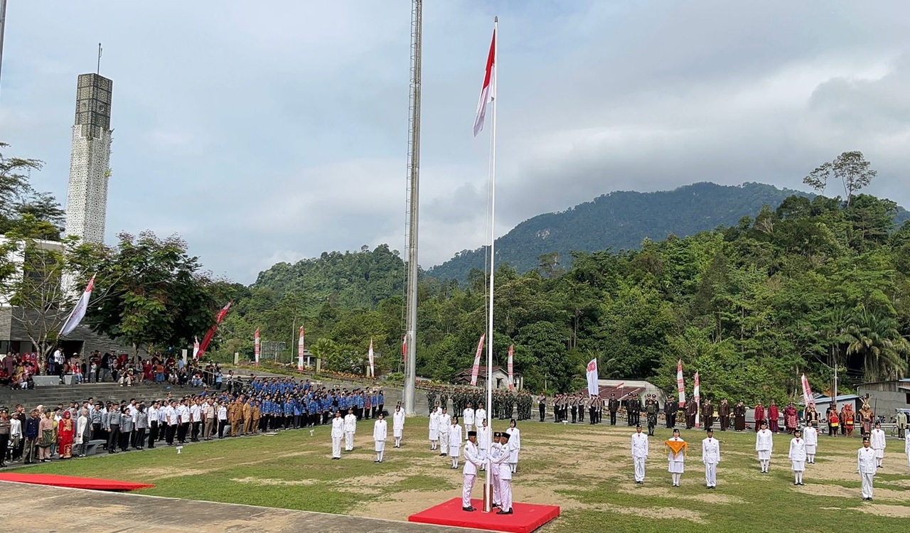 Momen Imigrasi Entikong Peringati HUT ke-80 RI dengan Upacara di PLBN