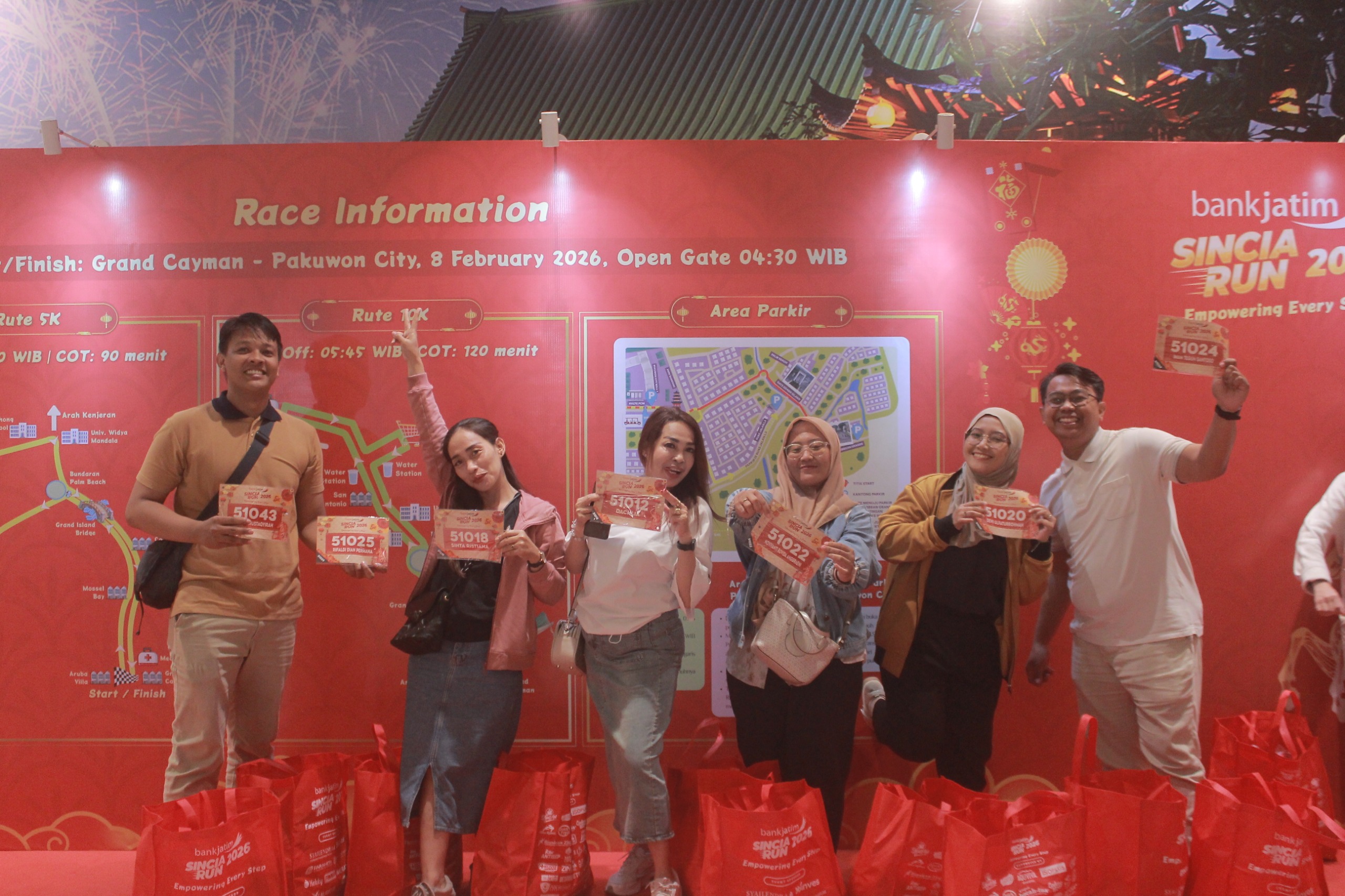 Euforia Peserta dalam Pengambilan Race Pack Day 1 Bank Jatim Sincia Run 2026