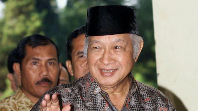 Kacamata Merah Muda dan Tiga Alasan Ini Jadikan Presiden Soeharto Paling Disukai