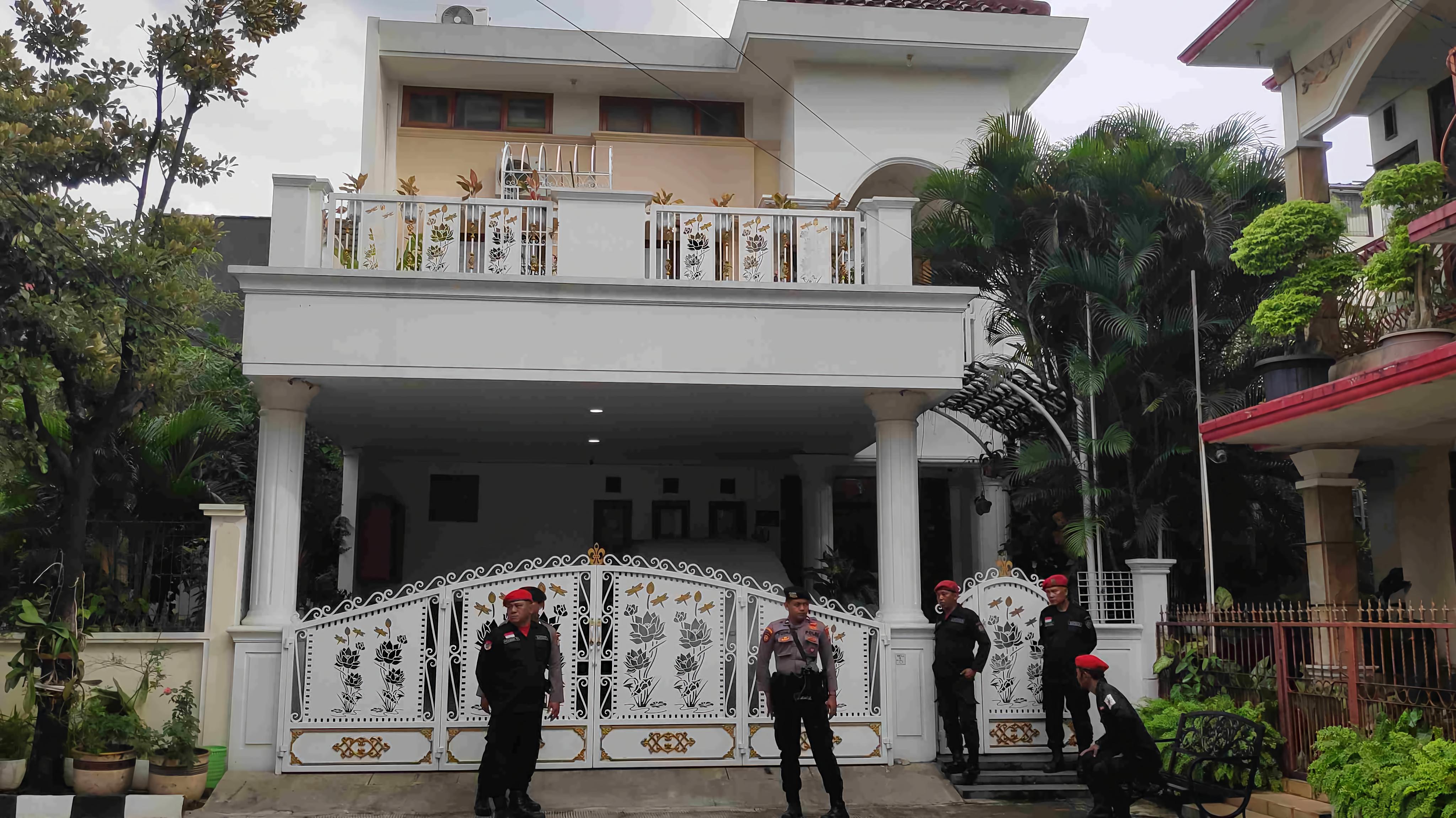 Rumah Hasto di Bekasi Digeledah KPK, Dijaga Ketat Satgas Berbaret Merah!