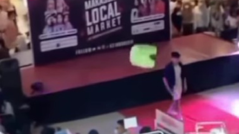 Viral! Ibu-Ibu Kerudung Merah Lempar Kursi ke Dancer K-Pop yang Sedang Tampil, Reaksi Dancer Tuai Pujian
